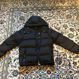 Svart dunjacka från Polo Ralph Lauren - Säljer nu min RL jacka eftersom den va alldeles för stor, den är helt ny och inte ens använd 1 gång, kvittot saknas så därför släpper jag jackan för ett riktigt bra pris på 1500kr och nypris är 4000kr men orginal påsen kommer med samt tagen, kontakta mig vid frågor 