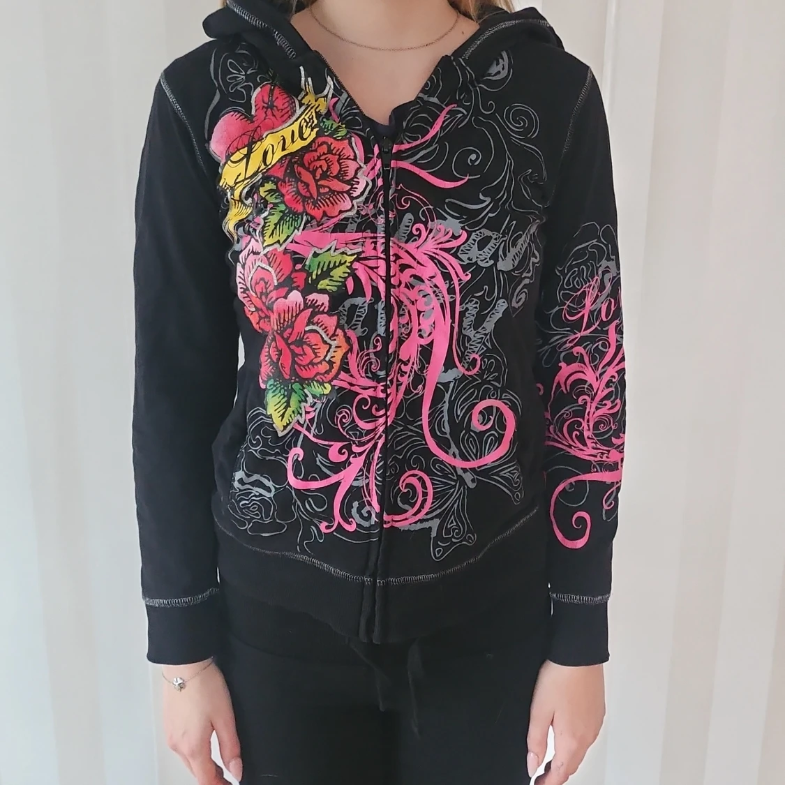 Svart hoodie med blommigt mönster