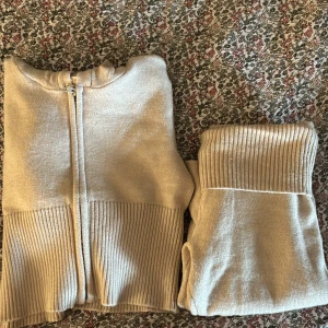 Beige hoodie och byxor set - Säljer ett supermysigt beige set med hoodie och matchande byxor. Hoodien är cropad, super fint och mysigt matreial. Helt oanvänt då den var i fel storlek💕