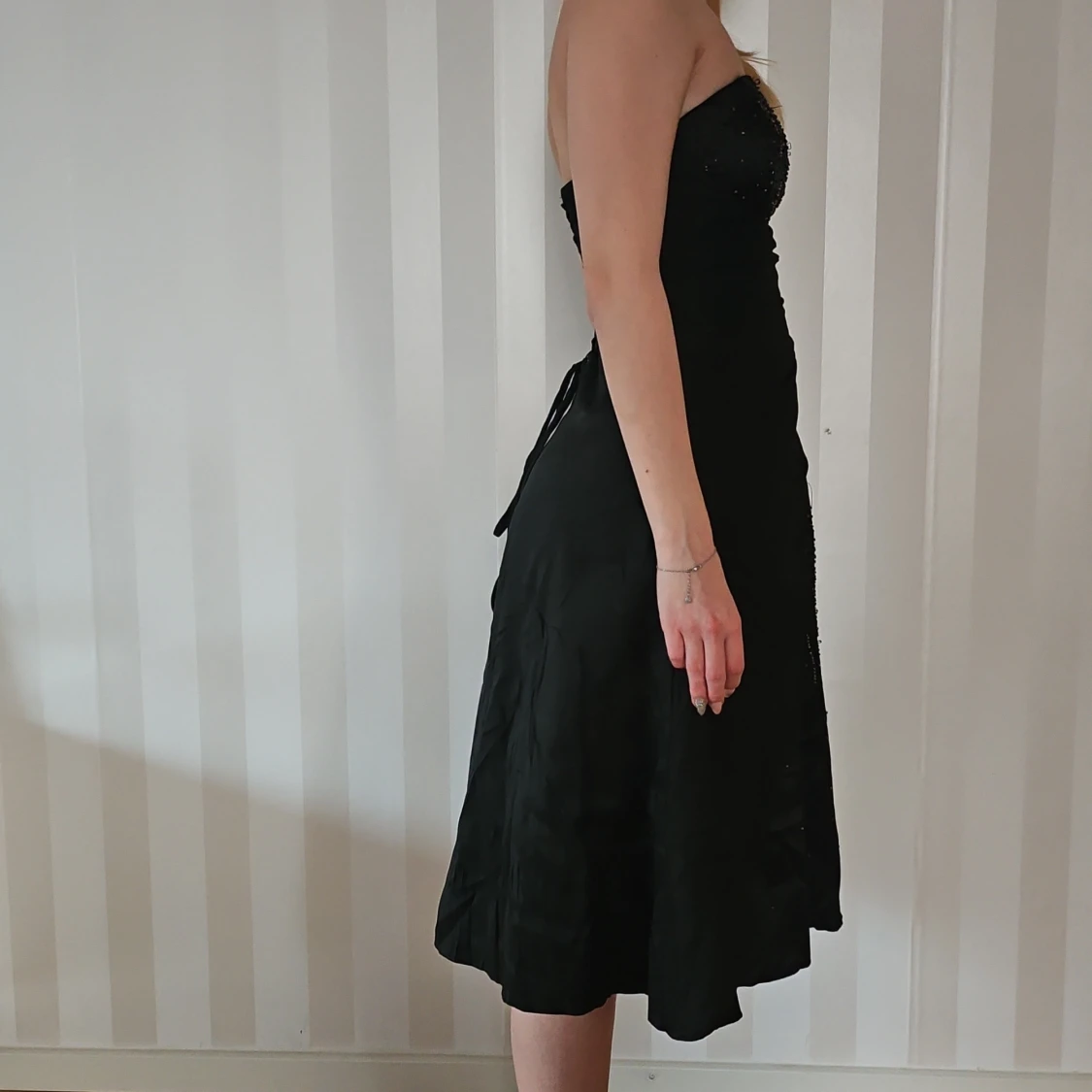 Svart axelbandslös klänning - 91