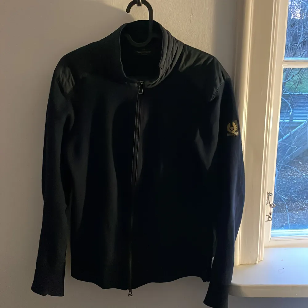  Säljer en svart/mörkblå cardigan från märket belstaff, den är k bra skick typ 8/10 med inga synlig tecken av användning, äkta med nypris på 3000 bara fråga om det är nåt👍. Jackor.