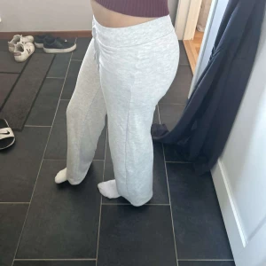 Mjukisbyxor  - Jättemysiga mjukisbyxor som tyvärr inte kommer till användning!!🤍🤍✨