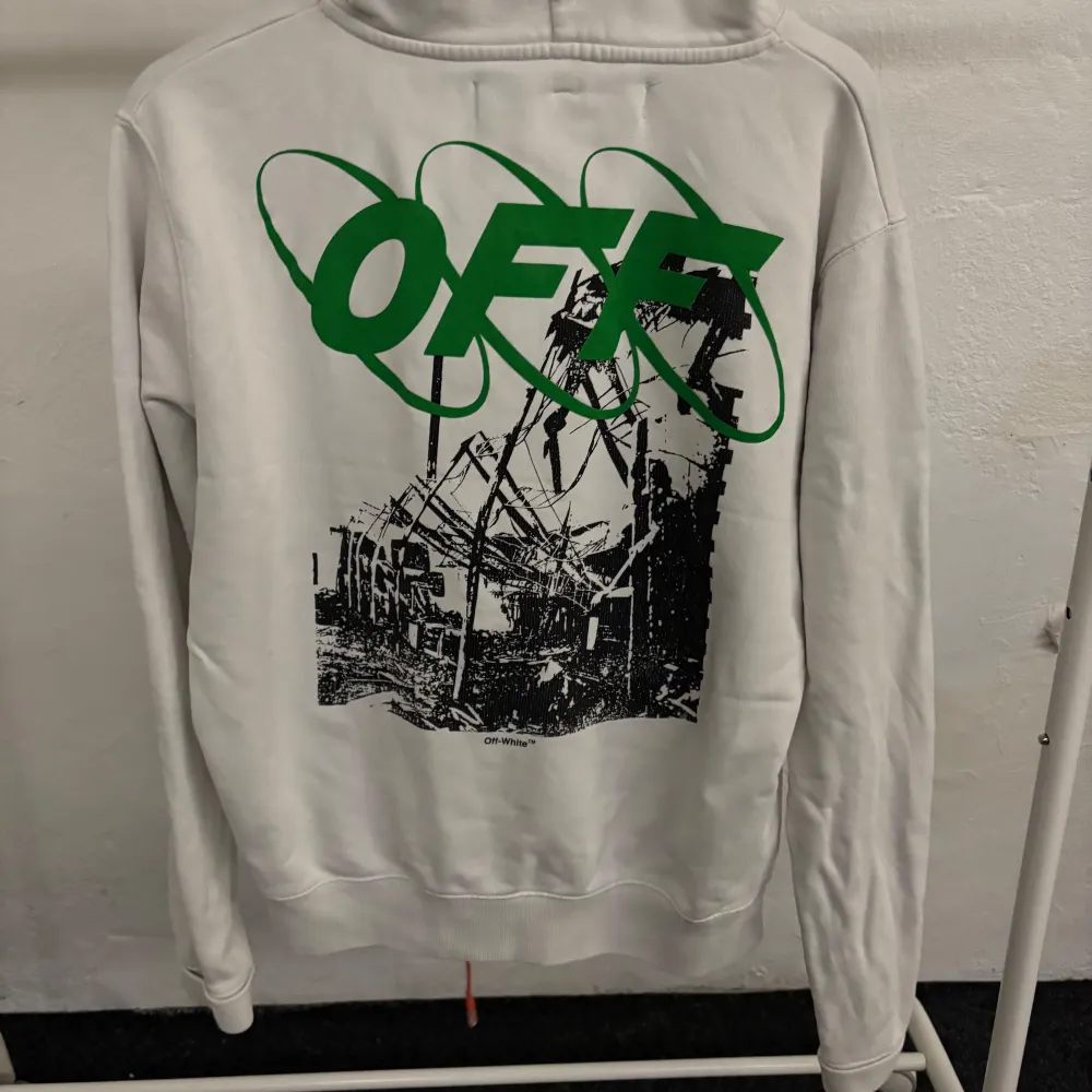 Säljer en vit hoodie från Off-White använd ett fåtal gånger. Perfekt för höst och vinter! Priset ej hugget i sten. Tröjor & Koftor.