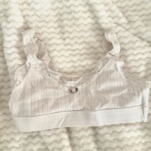 Vit spetsprydd topp med rosdetalj - Super söt topp/bralette , använd 1-2 gånger, storlek S men passar XS med då den har tight passform🌸🥰