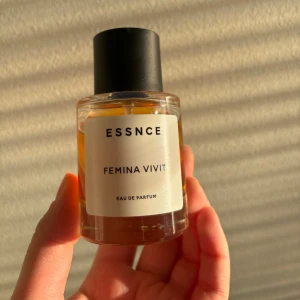 ESSNCE Femina Vivit Eau de Parfum - Har enbart testat parfymen, jättetrevlig doft men jag använde inte den tillräckligt mycket för att behålla den. 
