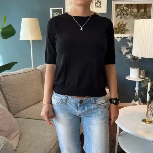 Svart fin stickad topp - Svart topp med korta ärmar. Den är helt ny och har inga defekter. Kontakta mig om du har några frågor 😊