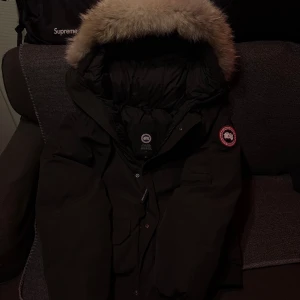 Canada Goose Chiliwack Bomber Jacka  - Nykemad Canada Goose Chiliwack bomber. Bra skick på den, inte lika solblekt som andra begagnade goose jackor.  Dessvärre är den lite fläckig i bak runt armhålan, på höger sida. Därav det billiga priset. Har inte försökt använda fläckborttagningsmedel på den. Kan mycket väl funka. Bör passa M beroende på hur du vill att den ska sitta. Säljes för 3300 vid snabb affär men går ej under det tyvärr då nypris på dessa ligger mellan 15/20k. Autentiserad på tradera och säljes där. Skriv för länk!