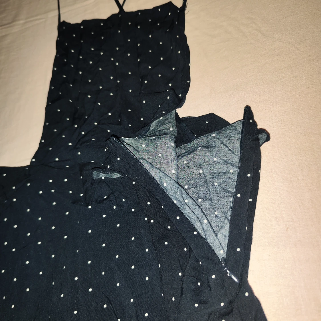 Svart prickig klänning med smala axelband - 2