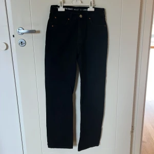 Svarta jeans med låg midja - Ett par lågmidjade svarta jeans ifrån bikbok som sitter mycket bra och är i bra skick men inte används längre och har bara används ett fåtal gånger!💕