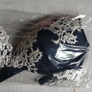 Superpushup-behå Gioia Pretty Flowers spets-bh - <<<<Varan kanske är såld, väntar på att köp ska gå igenom.>>>>Helt ny mörkblå bh med vacker spetsdetalj i beige. Justerbara axelband och hakknäppning bak. Nypris 519 kr.