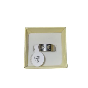 Silverfärgad ring med stjärn- och måndetaljer - Snygg silverfärgad ring med utskurna stjärn- och måndetaljer. Perfekt för att ge en unik touch till din stil. Ringen är i storlek 18 och passar både till vardag och speciella tillfällen. Rostfritt stål, US 8 eller 18.1 mm
