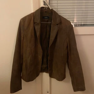 Brun skinnjacka från Saki - Snygg brun skinnjacka från Saki i storlek 38