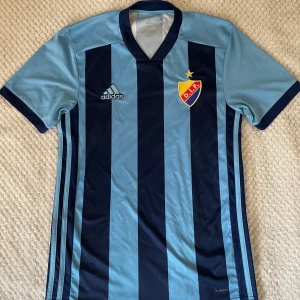 DIF tshirt - DIF tshirt, passar som unisex. Har storlek S vanligtvis och den sitter perfekt på mig. Kom gärna med bud! (Köparen står för frakt!)