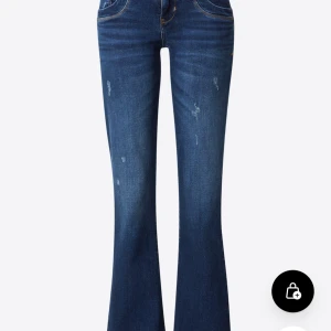 Blå bootcut jeans från LTB - Säljer Snygga blå bootcut jeans från LTB, med lätt slitna detaljer. Storlek 28/32. Hör gärna av er om ni har frågor!💗pris går att diskuteras