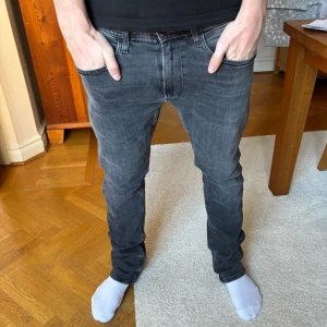 Svarta Replay jeans 31/32 - Replay Dave Comfort Fit jeans. Storlek 31/32. Nyskick. De har en normal passform och är perfekta för en avslappnad stil. 