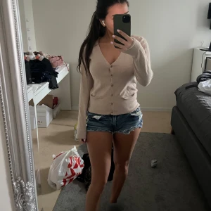 Beige kofta från Flash Woman - Säljer en stilren beige kofta från Flash Woman i storlek S. Koftan har långa ärmar och knappar framtill, perfekt för en avslappnad look. Den är mjuk och bekväm, idealisk för både vardag och mysiga stunder.