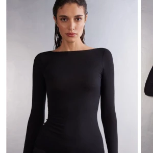 Svart långärmad topp - Snygg svart långärmad topp med en elegant och enkel design. Perfekt för en stilren look. Passar bra till både jeans och kjol.