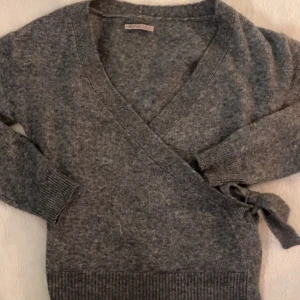 Omlopps kofta  - < säljer min jätte fina sköna kofta eftersom den inte kommer till användning längre 🩷 >