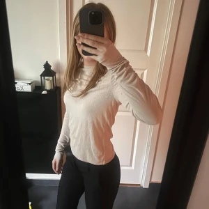 Beige långärmad tröja - Säljer en stilren beige långärmad tröja. Perfekt för fest men även till vardags💕Knappt använd