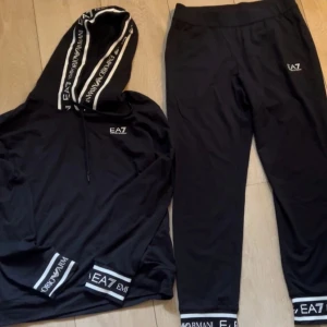 Mjukisdress EA7 Armani  - Sparsamt använd (max 3 gånger) dam tracksuit i storlek L. QRkoden kan scannas för att bekräfta äkthet. Absolut inget att anmärka på, som ny.