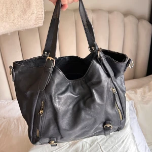 Svart väska - Super snygg svart väska med fina detaljer! Ganska använd, se defekter i de sista bilderna, därav priset. 💞