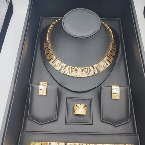 18k Guldpläterat halsband,ring, öronhänge och armband. tigerdesign - Helt ny och oanvänd, 18k GULDPLÄTERAT.  Uniktigerdesign med glittrande stenar/ zirkon. Komplett set.  