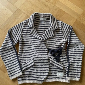 Odd Molly striped cardigan  - Odd Molly knitted striped cardigan i vitt/grått superfint skick,  nästan oanvänd. Stl 1 (36-38)  Påminner mkt om rag and bone Elisa striped cardigan