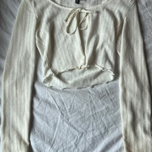 Söt kofta från hm - söt vit ribbad topp från Divided. Toppen har långa ärmar och en knytning framtill. Den är ganska kort och har gulligt mönstrat tyg. Den är även lite genomskinlig och gjort för att ha nått under! Passar xs-s🫶