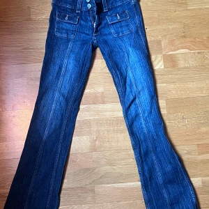 Lågmidjade blåa jeans  - Lågmidjade blåa jeans från hm, handsydda för att bli lite extra lågmidjade! Knappt använda🫶 