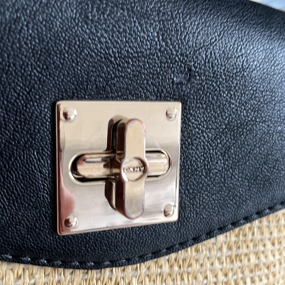 DKNY Svart och beige axelväska med kedja - 2