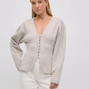 Beige kofta med knappar - Säljer denna trendiga tröjan från Gina, helt slutsåld på hemsidan och bara använd en gång så helt ny. 