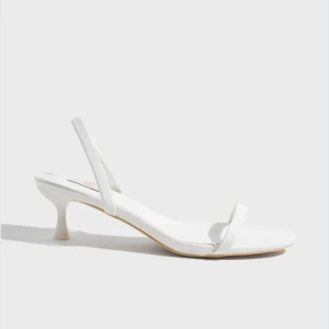 Vita låga klackar från Nelly - Endast använd 1 gång. Perfekta för sommarens alla tillfällen💕💕💕