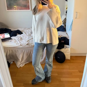 Blåa jeans - Superfina bootcut blåa jeans från weekday. Knappt använda. Superfin färg. 26/32