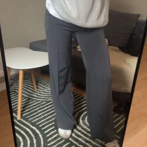 Gråa kostymbyxor från Venderby's - Jättefina kostymbyxor från venderbys i strl M. Använda fåtal gånger. Är vanligtvis mellan S och M i byxor så dessa är lite små i storleken beroende på hur man vill ha passformen. Är 170 cm lång🤍