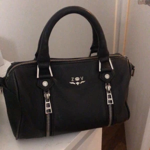 Zadig & Voltaire sunny xs väska - Zadig & Voltaire Sunny XS handväska Väskans skick är väl underhållet trots att det är en äldre modell. Kanterna och drågkedjan är lite slitna.