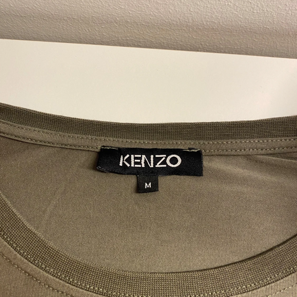Olivgrön t-shirt från Kenzo med tigerbroderi - 1