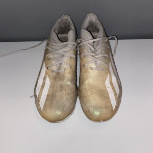 Fotbollskor - Adidas | Vita | Strl: 36-37 | Full funktion men slitna utanpå | Mitt pris: 149kr | hör av dig vid funderingar🍀