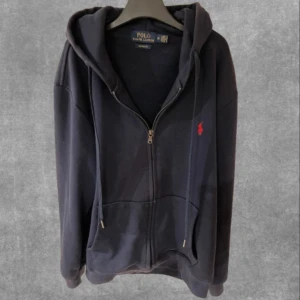Ralph Lauren hoodie - Säljer nu min Ralph Lauren hoodie i storlek M, passar mer som S. Den är knappt använd eftersom för liten storlek. Köpt för 1500kr. Hör av er om ni har några frågor. Pris ej hugget i sten.