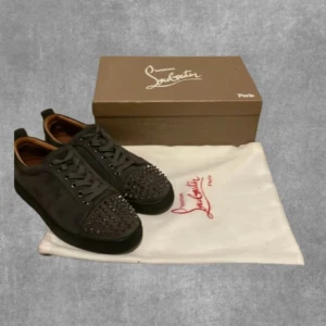 Christian Louboutin skor - Säljer nu mina sparsamt använda Loubs för att dem inte passar mig längre. Passar storlek 42 samt 43. Mest troligtvis äkta, dustbag o låda ingår. Skicka vid minsta fråga.