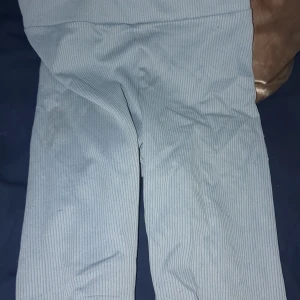 Smutsiga ljusblå träningsbyxor - Snygga smuts ljusblå träningsbyxor k. Byxorna har en rak passform och är perfekta för en stilren vardagsoutfit.