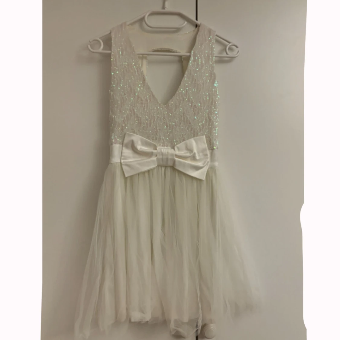 Vit glittrig klänning med rosett