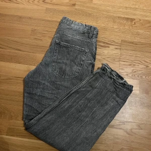 Raka bershka jeans - Tja! Säljer nu dessa feta raka bershka jeansen på grund av att de ej kommer till användning! - Skick: 7/10  - Modell: Vet ej - Storlek 30/30 men passar även större! - Tveka ej på att skriva vid eventuella frågor!! Mvh Lucas