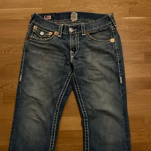 True religion Billy super t - Tja! Säljer nu dessa feta raka true religion jeans på grund av att de ej kommer till användning! - Skick: 7/10 Inga större defekter förutom hellbite - Modell: Billy super t - Storlek 32/34! - Tveka ej på att skriva vid eventuella frågor!! Mvh Lucas