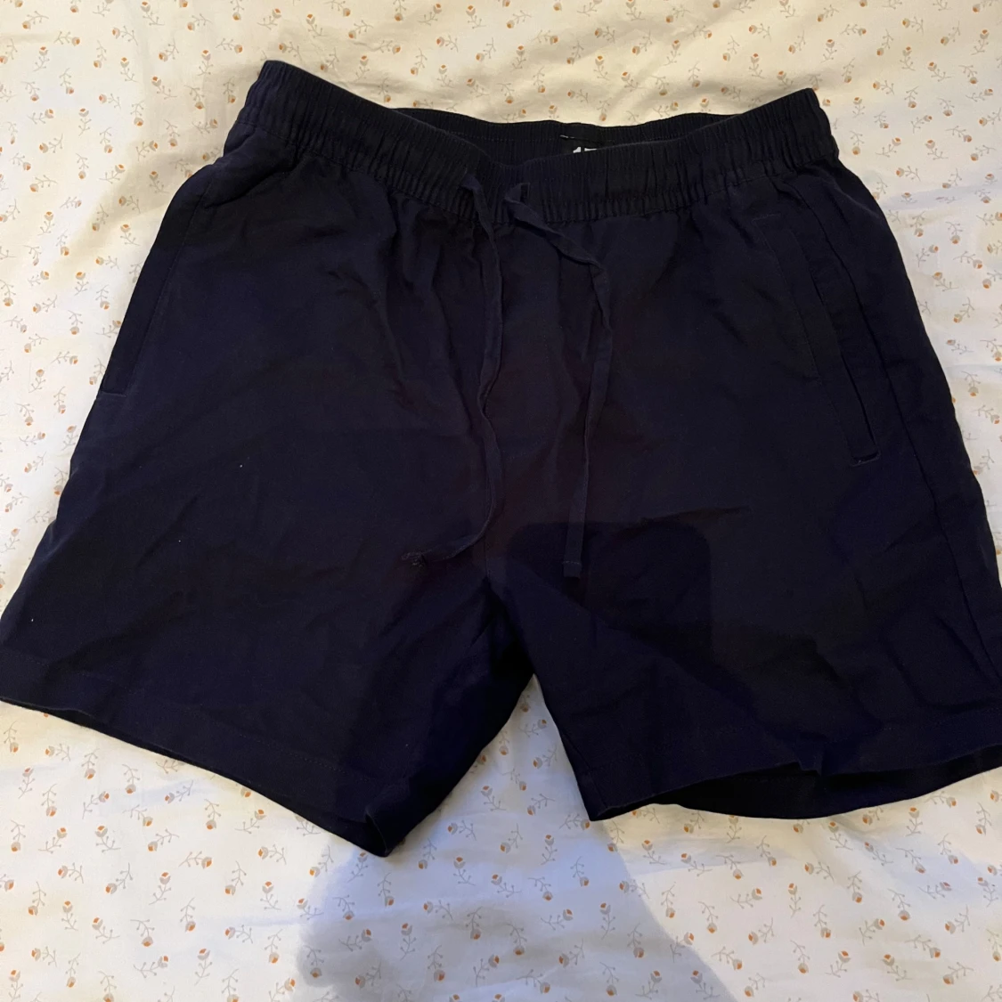 Marinblå och vita linne shorts