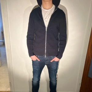 Zip-tröja Ljung - Ståtlig mörkblå tröja från Ljung med dragkedja av stål. Hör av dig vid funderingar!