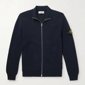Stone island fullzip - Riktigt fet stonie fullzip lätt och matcha med och passar med allt, nyskick utan lapp inga defekter. Priset kan diskuteras vid snabb affär