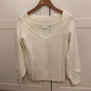 Stickad off shoulder tröja - Sååå fin halsringning 🤍 från Vila
