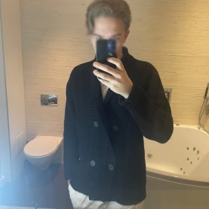 Cardigan - Gedigen Cardigan | Dubbelknäppt |marinblå | stl M/L | 185 cm & 72 kg på bilden