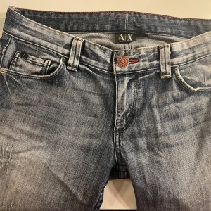 Lågmidjade jeans  - Midjemått: 38cm  Innerbenslängd: 79cm Snygga blå jeans från Armani Exchange med straight ben och detaljer på bakfickorna. Priset kan diskuteras! Skriv vid frågor💞