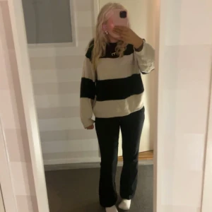 Randig tröja i svart och vit - Säljer en randig tröja i svart och vit med långa ärmar. Tröjan har en avslappnad passform och är perfekt för en casual look. Den är bekväm och stilren, idealisk för vardagsbruk. Helt utan defekter och endast använd 1 gång❤️